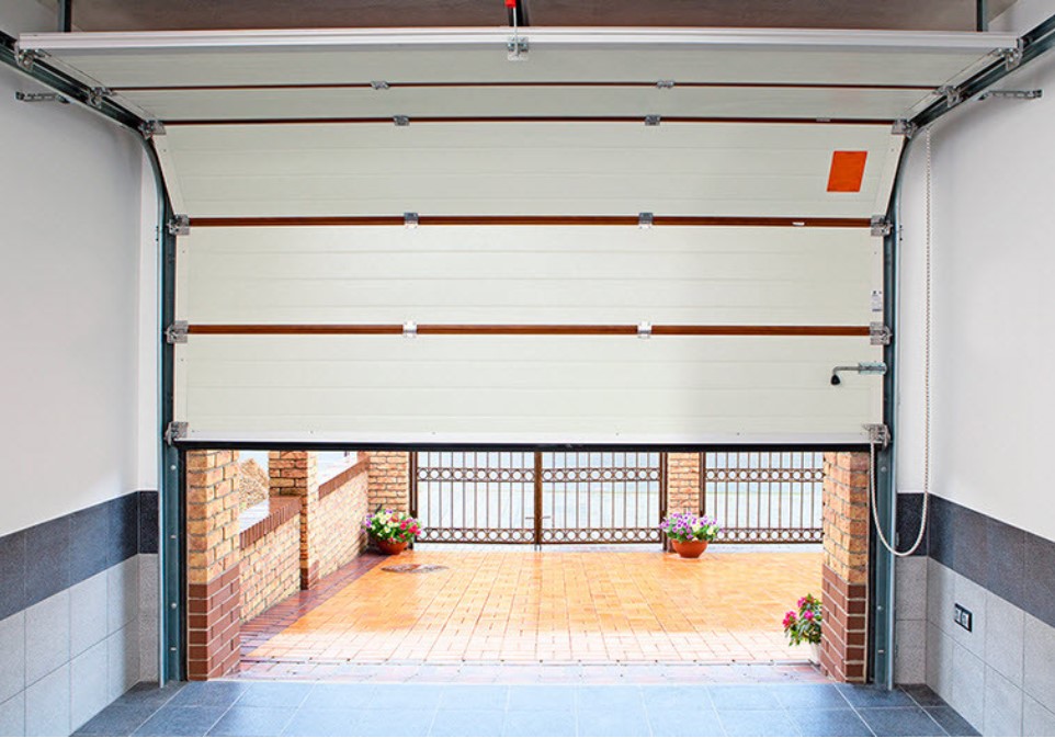 Секційні або ролетні ворота